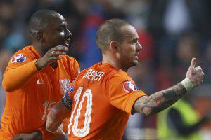 Netherlands' Wesley Sneijder, right, celebrates scoring his side's first goal with Netherlands' Jetro Willems, left, during the Euro 2016 group A qualifying soccer match between the Netherlands and Turkey at Arena stadium in Amsterdam, Netherlands, Saturday, March 28, 2015. (AP Photo/Peter Dejong)