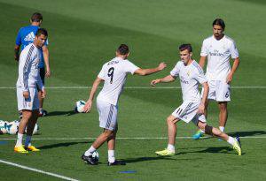 MADRID, SPAIN - SEPTEMBER 13: Real Madrid's Gareth Bale (2.R) challenges Karim Benzema (#9) while Cristiano Ronaldo (L) and Sami Khedira (#6) look on during a team training session on September 13, 2013 in Madrid, Spain. (Photo by Denis Doyle/Getty Images)